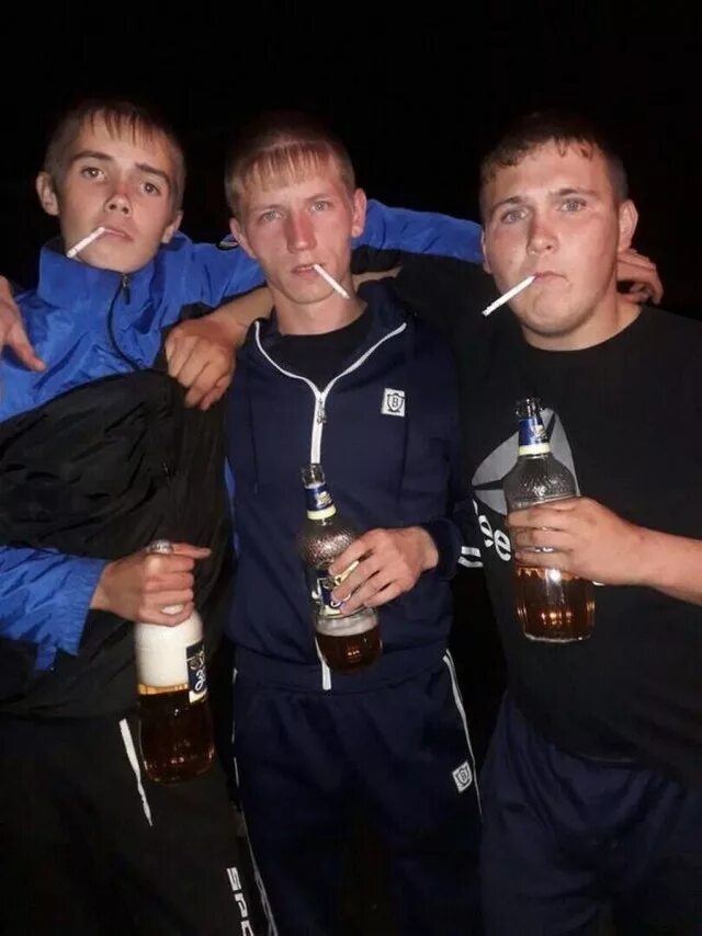 гопники фото. алкаш в кепке. деревенские гопники. гопник в музее. деревенская гопота.