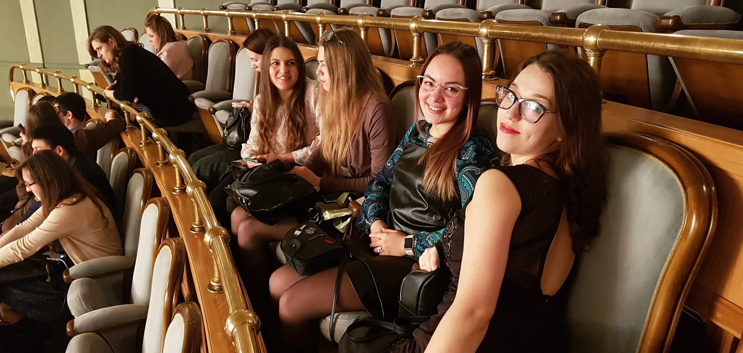 В какой одежде ходят в театр. В какой одежде ходят в театр