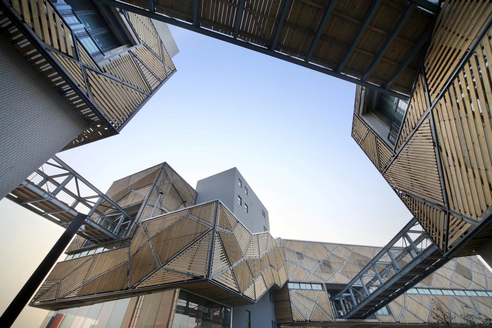 Переходная галерея между зданиями. Пешеходная галерея между зданиями. Надземный стеклянный переход. Пешеходная галерея. Крытые пешеходные мосты.