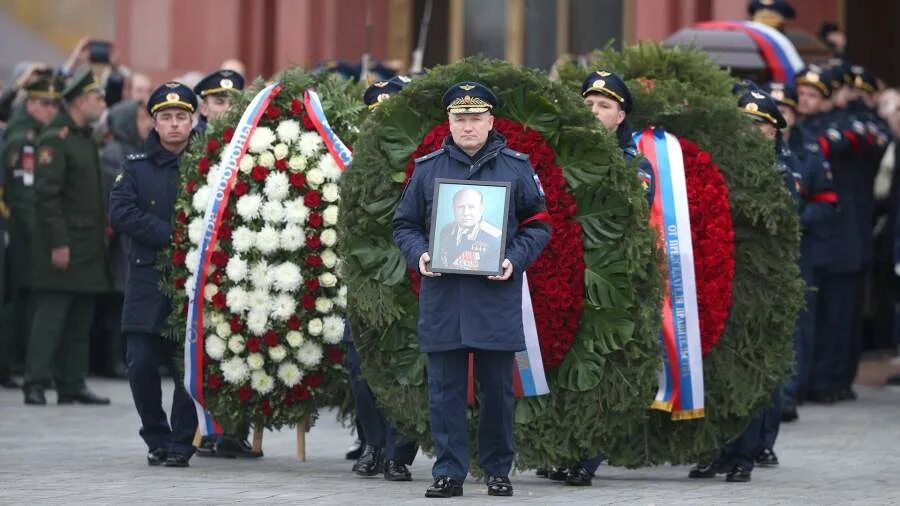 Могила Алексея Леонова на мемориальном кладбище. Леонов космонавт могила. Могила Леонова Космонавта.