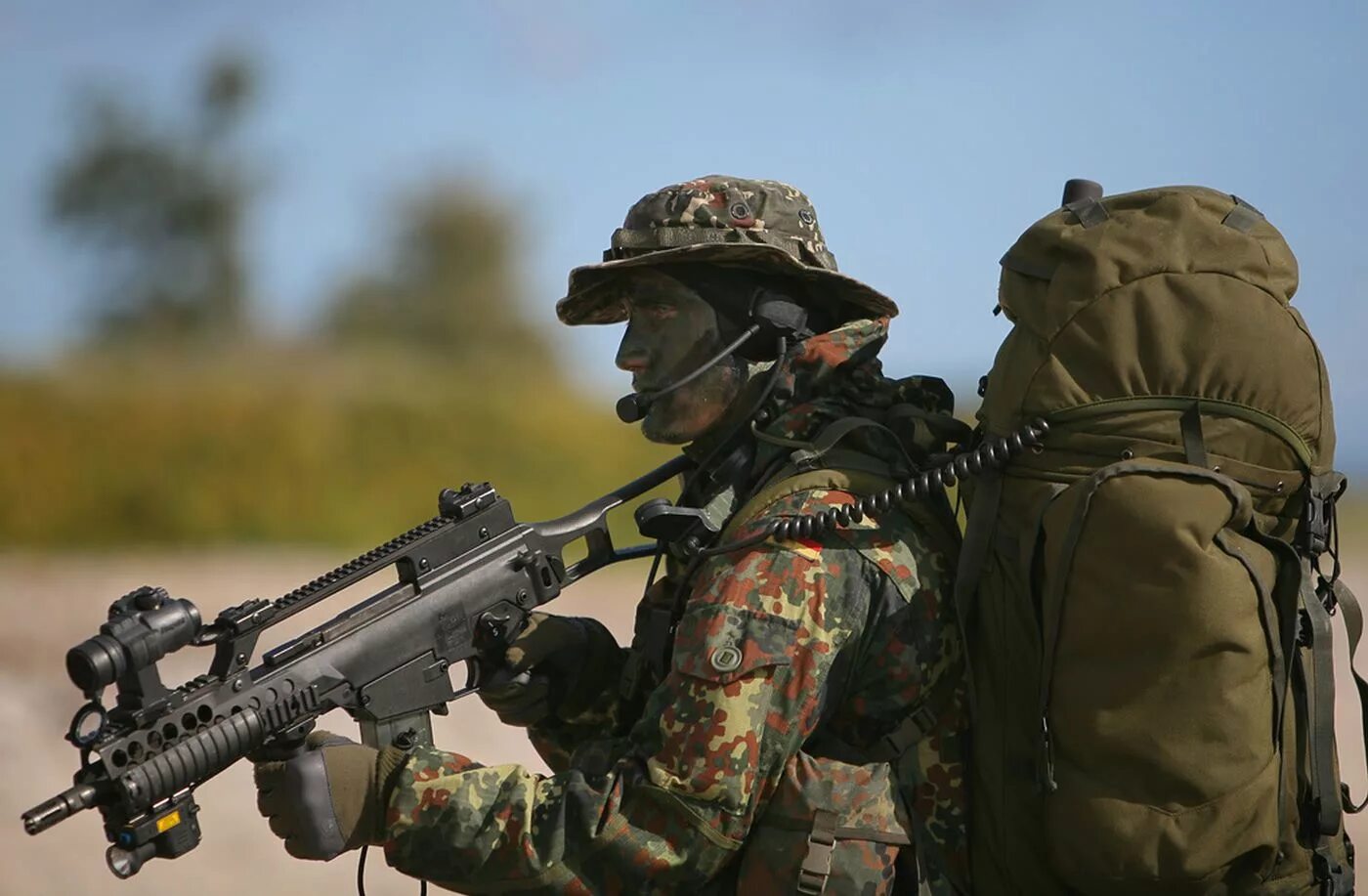 Бундесвер военные. Штурмовая винтовка Бундесвера g36. Солдат Бундесвера с g36. Экипировка солдата Бундесвера. Спецназ Германии KSK экипировка.