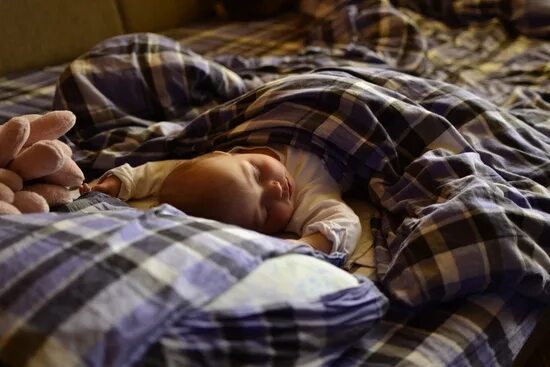 Спящие малыши в кроватке. Спящий мальчик. Кровать для детей.
