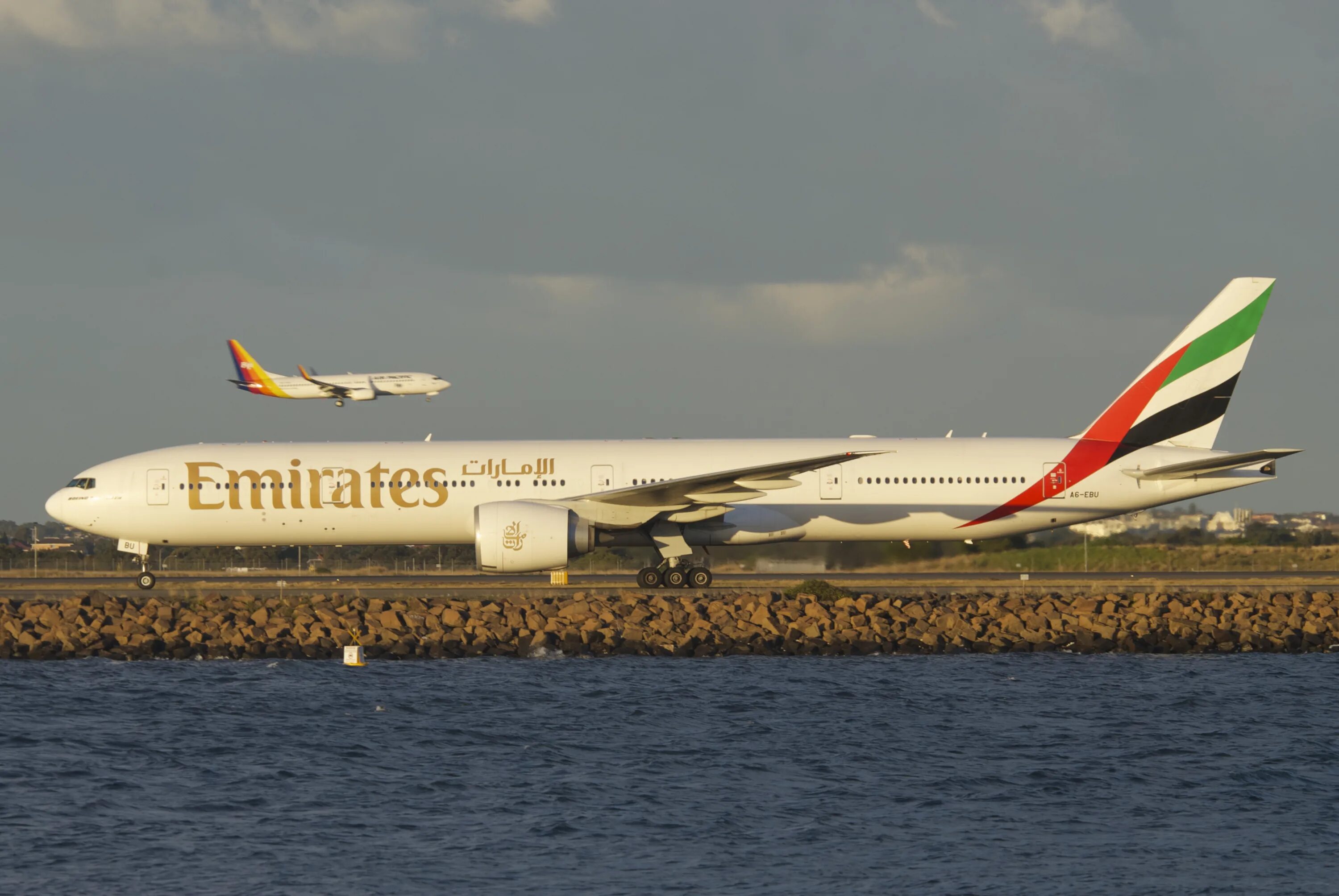 Boeing 777 emirates. Boeing 777-300er. Авиакомпания эмирейтс боинг 777 300. Самолет эмирейтс боинг 777. B777-200er.