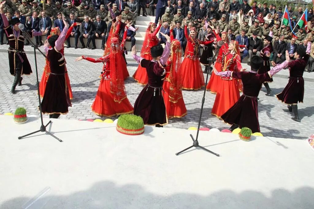 Наурыз в азербайджане. Новруз байрам в Азербайджане. Новруз байрам кеса. Азербайджан костер Новруз. Новруз байрам Азербайджан традиции.