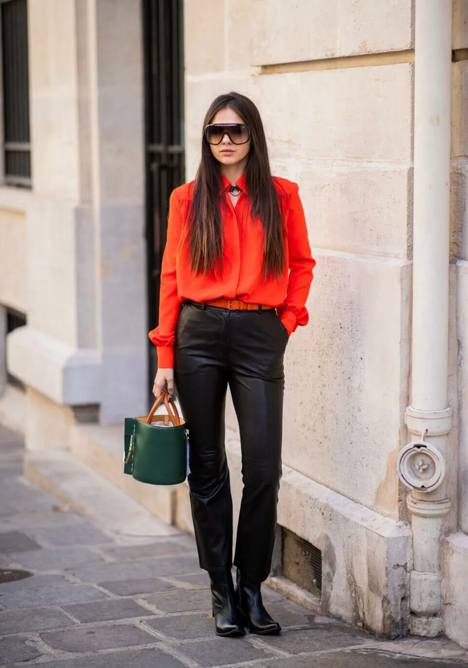 Красная блузка сочетается. Образ с красной блузкой. черные брюки с красной блузкой. обоазы с кра ной блузой. блузка к красным брюкам.