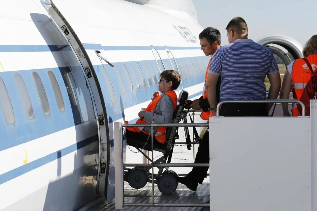 Инвалид в самолете. Авиатранспорт для инвалидов. Маломобильные пасжиры в аэрлопорт. Места для инвалидов в самолете.