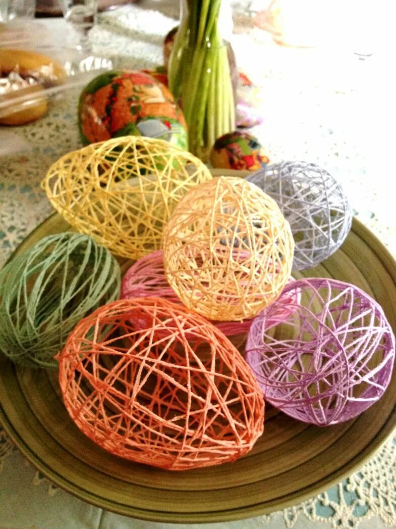 украшение яйца из ниток. пасхальный декор из ниток и клея. яйцо из пряжи на пасху. пасхальное яйцо из ниток. поделка на пасху яйцо из ниток.