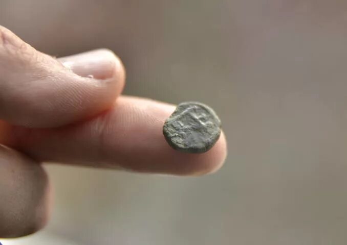 Самый маленький рубль в мире. Маленькая монета. Мелкая медная монета. Самые маленькие монеты. Самые мелкие медные монеты.