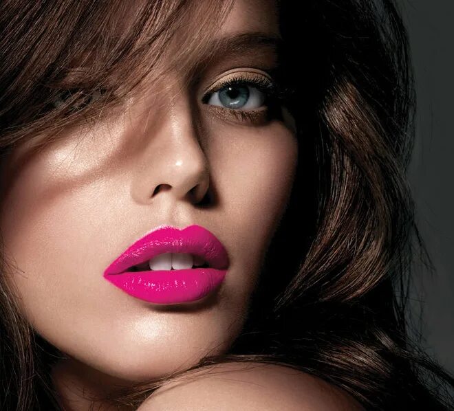 Девушка с яркими губами. Девушка с розовой помадой. Розовые волосы. Розовые губы девушки. Розовые губы девушки.