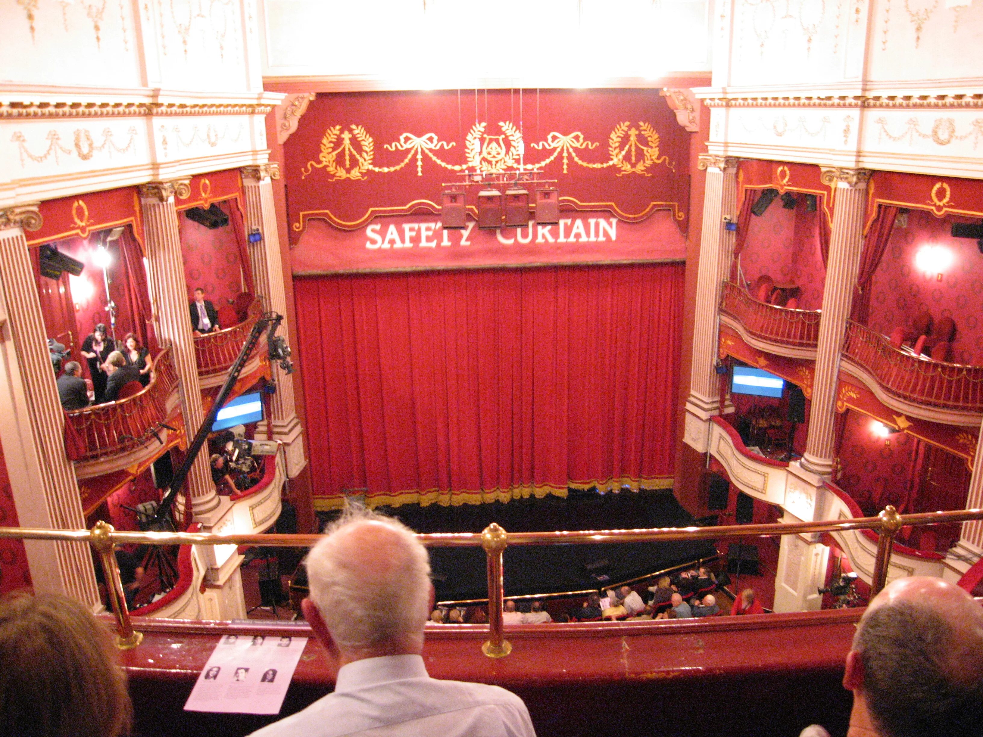 Театр лицеум. Театр эмпайр. We are the theatre now. Театр чикаго зрительный зал. Игра theatre.