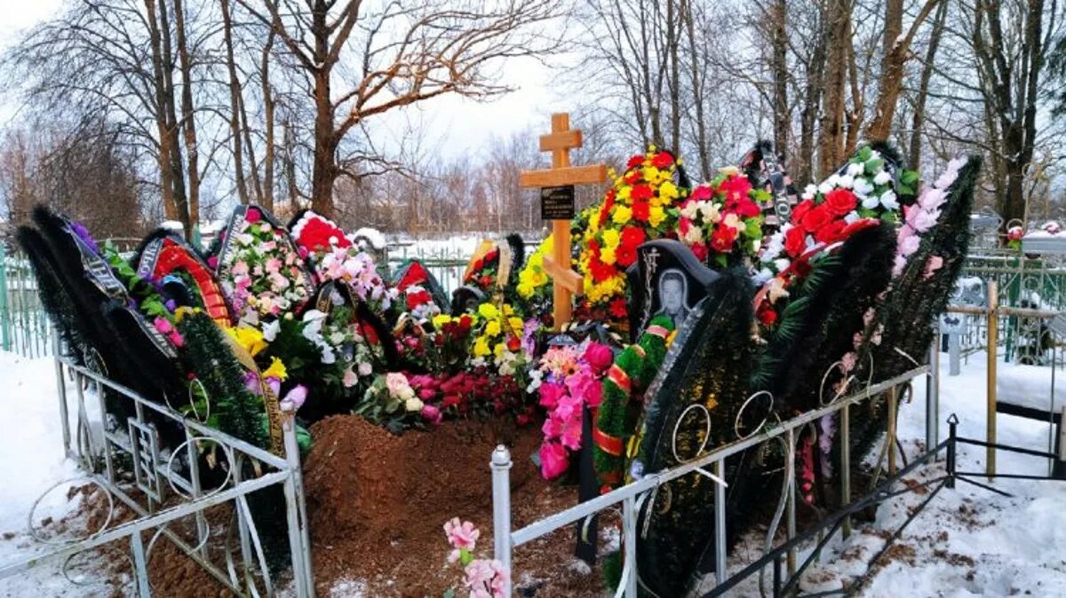 Как узнать где похоронили родственника. Похороны Жанны Шепляковой. Могилы молодых девушек.