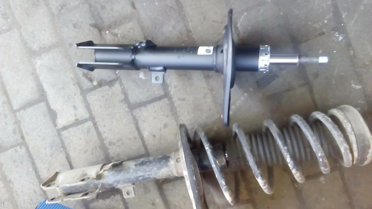 Стойки задние на тойоту камри. Стойки тойота камри 40. Задние амортизаторы камри 50. Задние стойки камри 40. Стойки тойота камри 50.