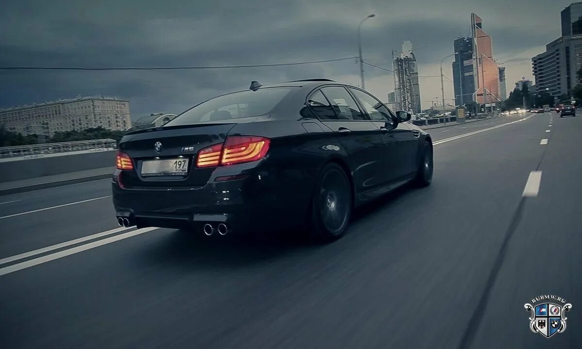 Https bxfilm cc. BMW m5 f10. BMW m5 f10 Night. BMW 5 f10 Night. БМВ f10 ночью.