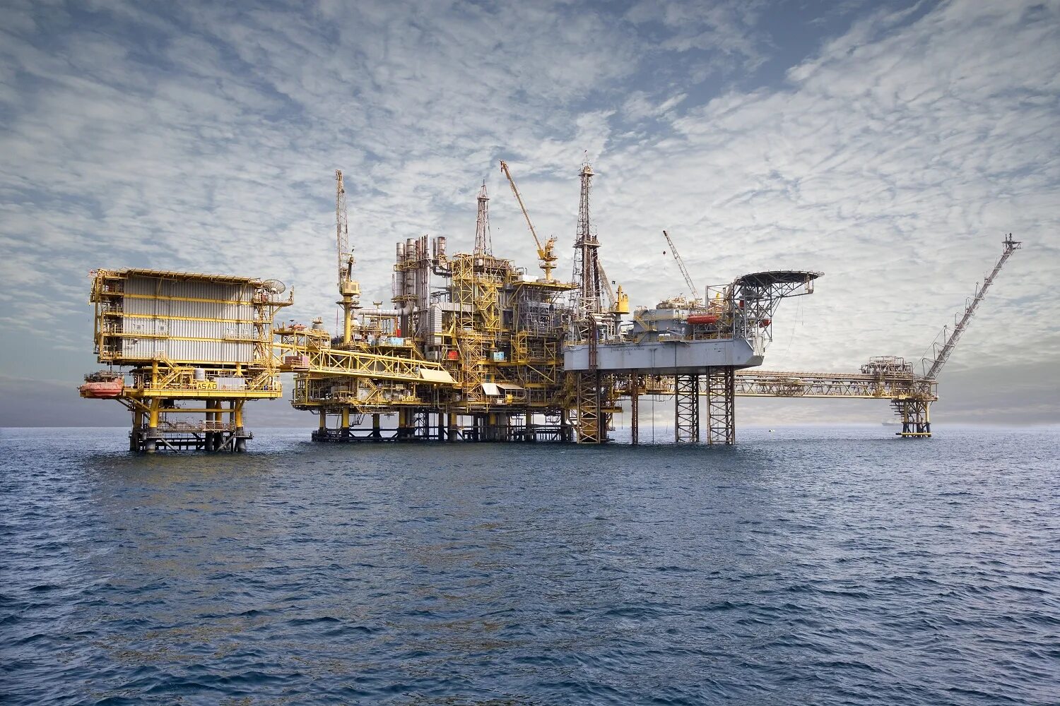 Предприятия по добыче нефти. Добыча нефти в Катаре. Катар завод нефтяной. Катар нефть и ГАЗ. Offshore Oil&Gas Project Qatar.