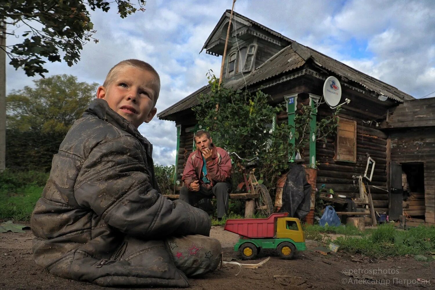 Деревенские люди живут. Глубинка России. Нищие в деревне. Деревня жителей. Российские деревни в глубинке.