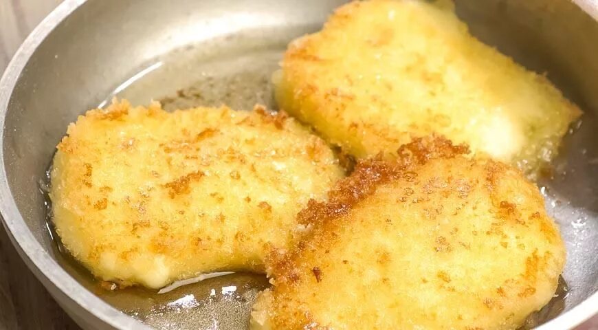 Сырные лепешки сулугуни. Сулугуни на кеци. Хачапури на сковороде. Жареный сыр сулугуни с помидорами. Сулугуни в панировочных сухарях.