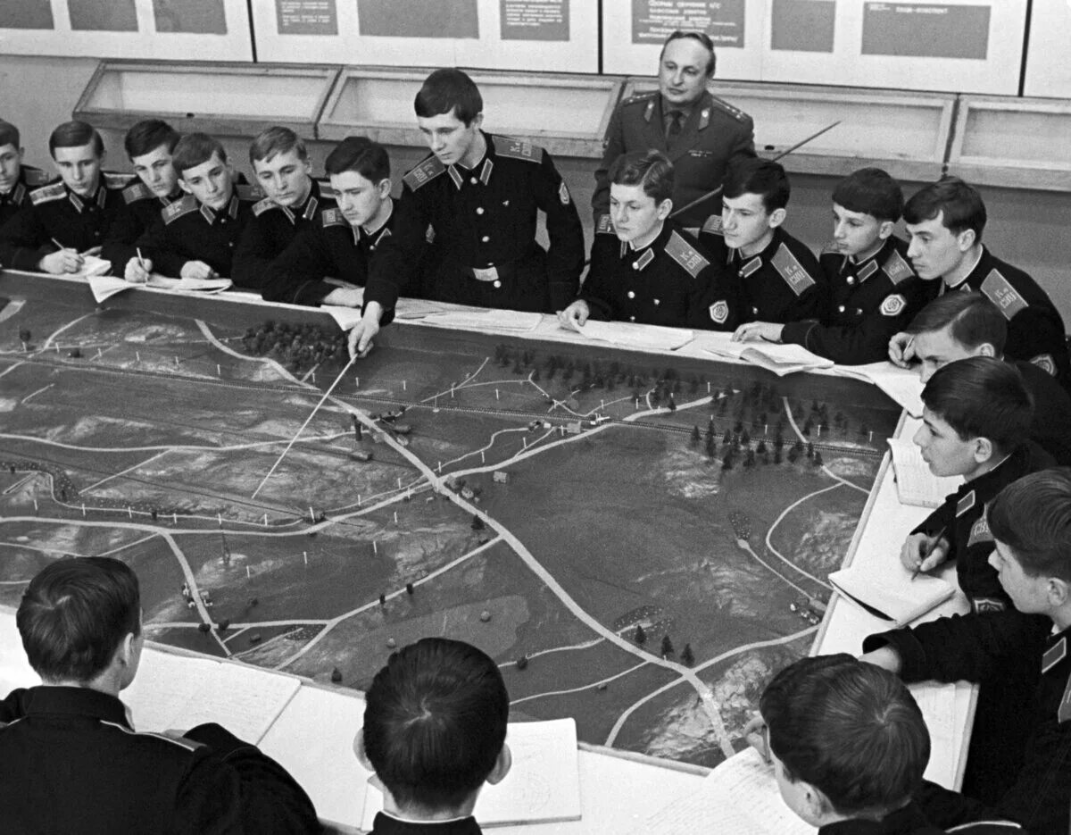 Сиротах в училище. 19 декабря 1943 калининское суворовское училище. суворовское военное училище 1943. ленинградское суворовское училище 1944г. основано калининское суворовское военное училище (ныне тверское)..