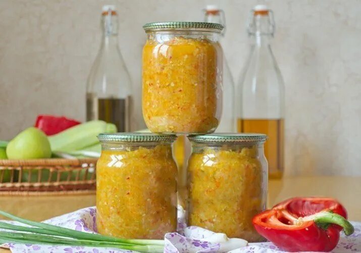 Аджика из кабачков пальчики оближешь. Кабачковая аджика с яблоками. аджика из кабачков с яблоками на зиму. аджика из кабачков с яблоками острая. кабачковая аджика на зиму пальчики оближешь.