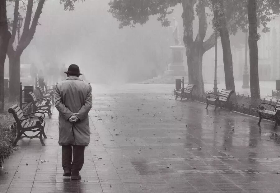 Это одиночество. Человек грустит. Это одиночество. Грусть одиночество. Человек в одиночестве.