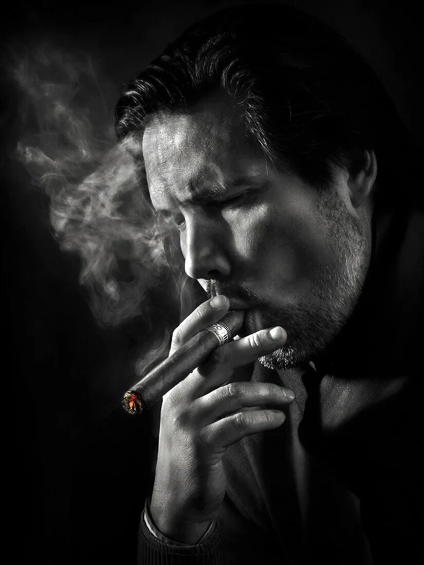 Курящий сигарету. Мужчина с сигаретой. Парень с сигарой. Курящий парень. Сигара.