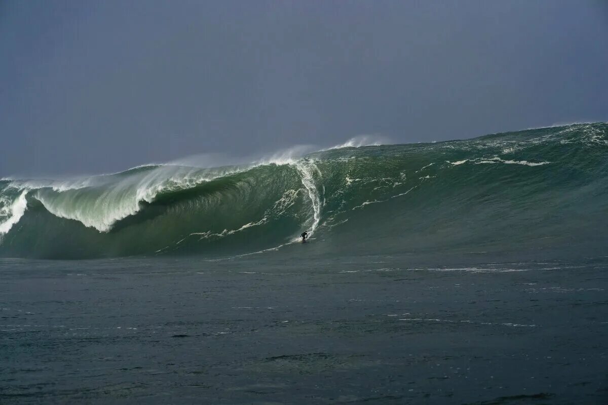 назаре португалия серфинг. про большую волну. про большую волну. самая большая волна в мире. бискайский залив волны убийцы.