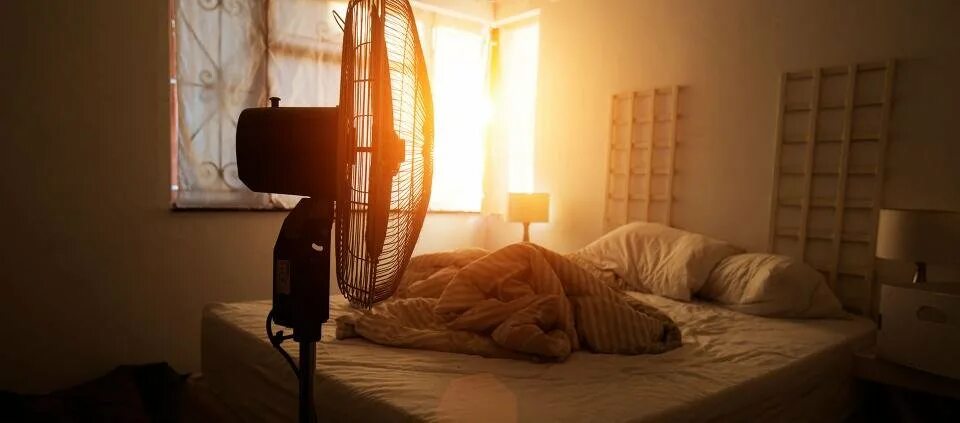 Нельзя спать вечером. Спать с вентилятором. Душно в комнате. Спать под вентилятором. Одеяло и вентилятор.