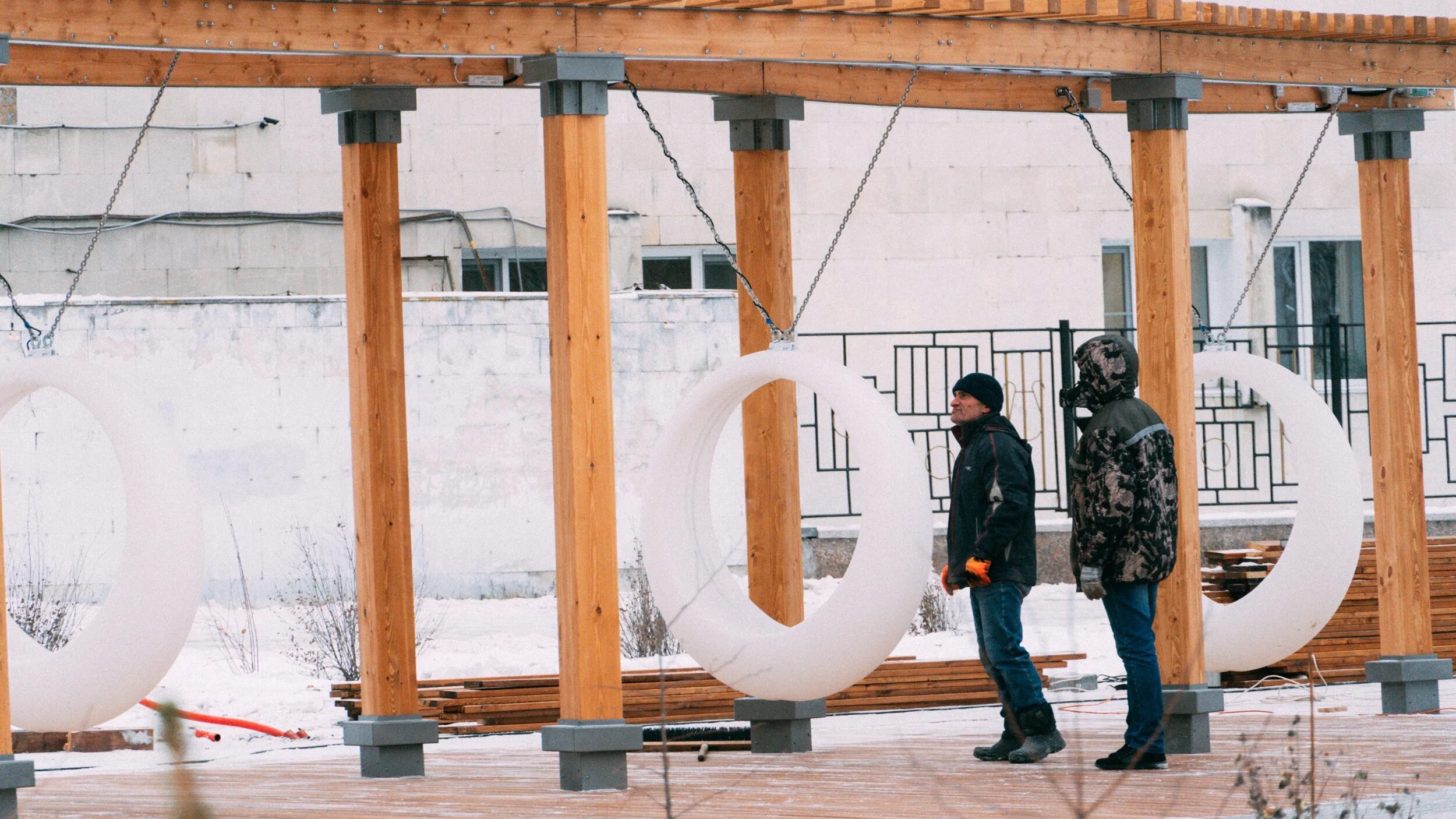 Качели садовые "наварра" с998. Набережная оми омск новая. Набережная смолино челябинск качели. Качели омск. Качели с подсветкой парк.