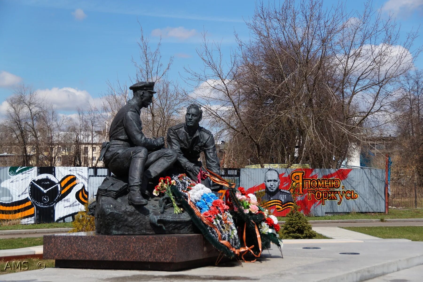 Какие есть военные памятники. Памятник финансистам в Ярославле. Военные памятники. Военные памятники России. Военный памятник Ярославль.