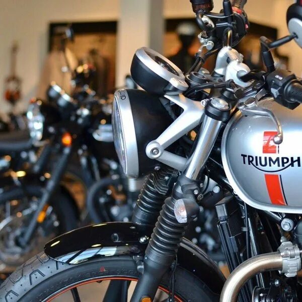 Триумф трайдент 660. Triumph street scrambler 900 2018. Triumph tiger 1200 gt explorer. Triumph professional. Triumph professional.
