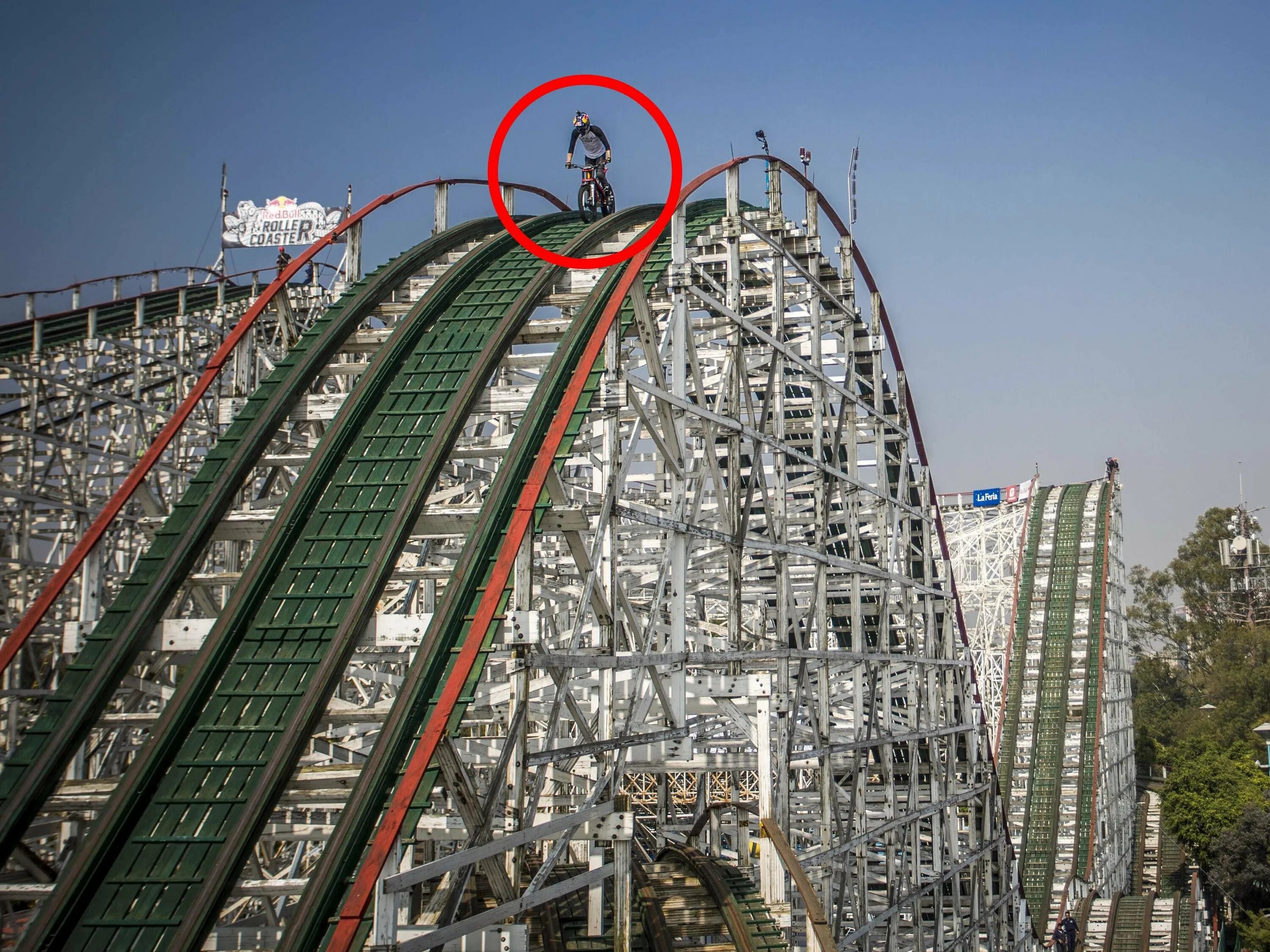 Самый большой округ в мире. Американские горки лента Мебиуса. Roller Coaster track. Самые опасные американские горки в мире. Американские горки в Шэньяне Китай.