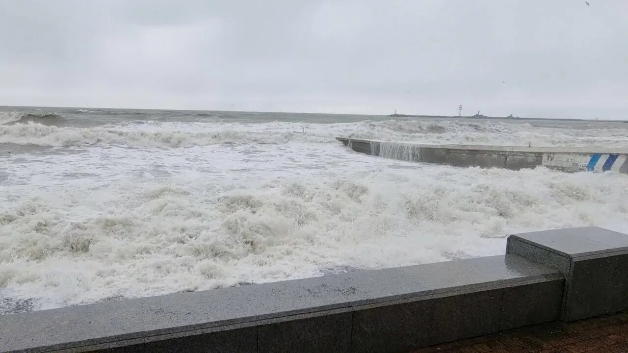 Шторм на море в сочи. Шторм в сочи. море в сочи в феврале. шторм в имеретинке. самый большой шторм на черном море в сочи.