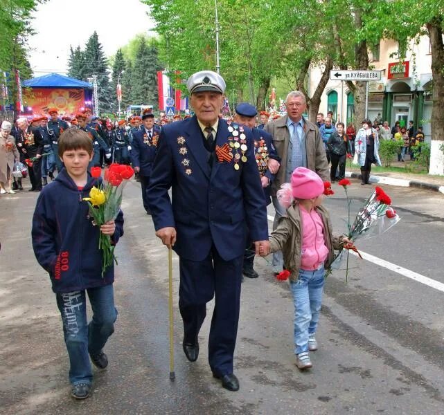 Ветераны и дети. Дети на параде 9 мая. Парад Победы дети и ветераны. Ветераны с внуками на параде.