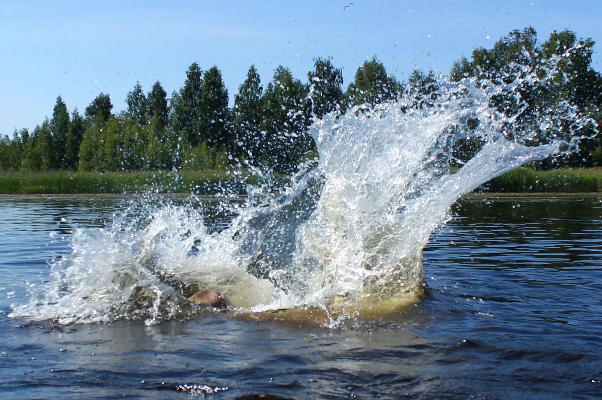 Озеро шайтан фонтан. Всплеск воды. Брызги воды. Брызги воды в реке. Поток воды часть