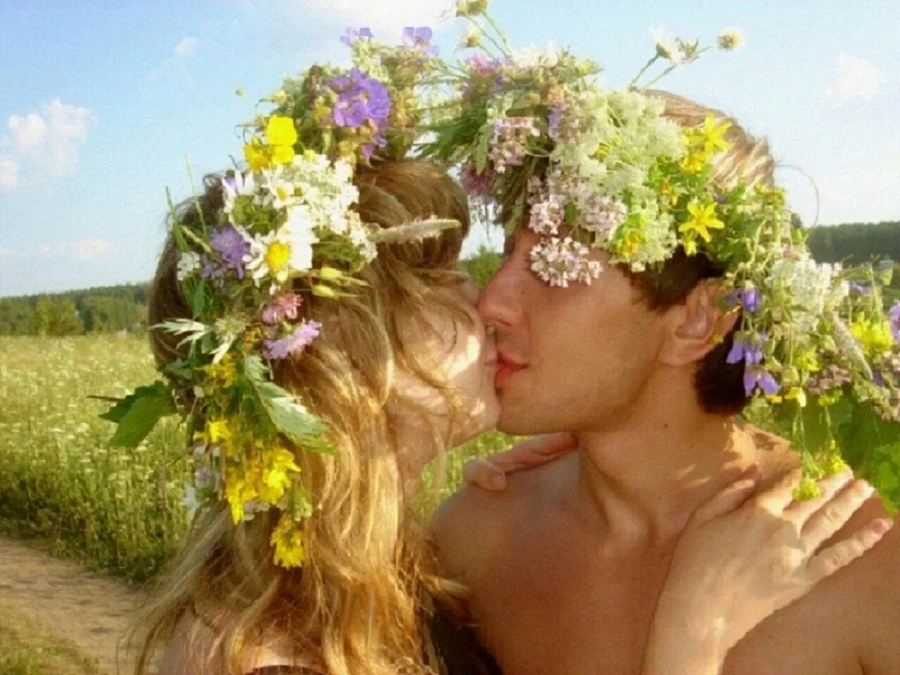 Парень и девушка в ромашках. Мужчина и женщина в венках. Девушка в венке из цветов. Влюбленные с ромашками.