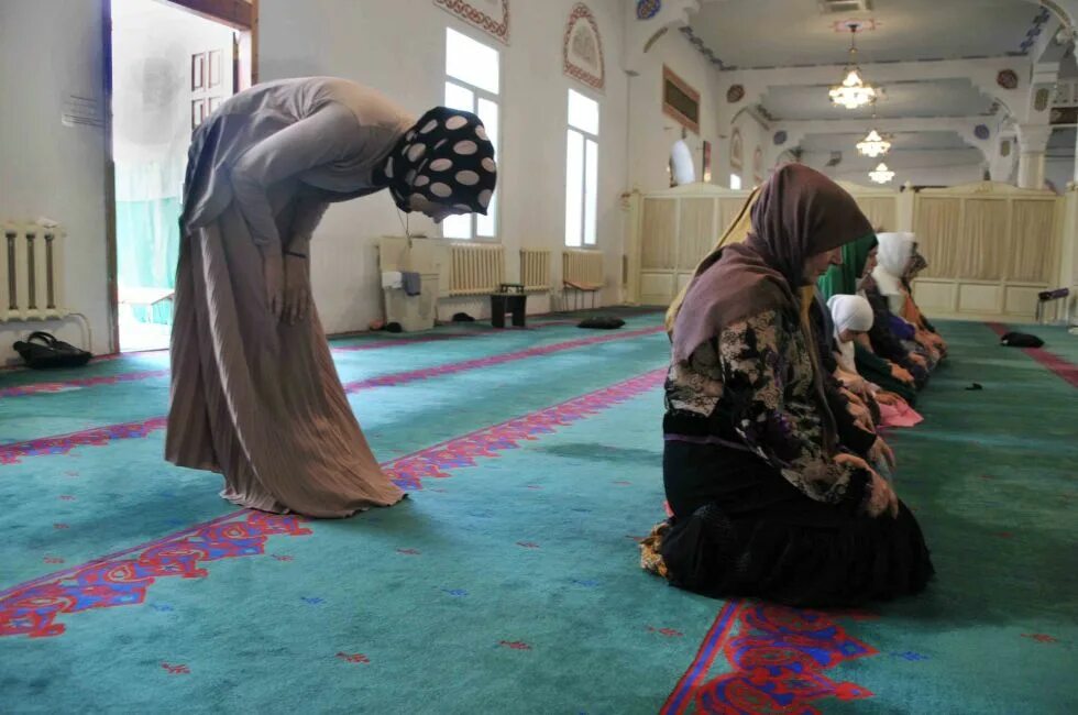 Намаз. Земной поклон в Исламе женщины. Мусульманка в земном поклоне. Намаз для женщин.