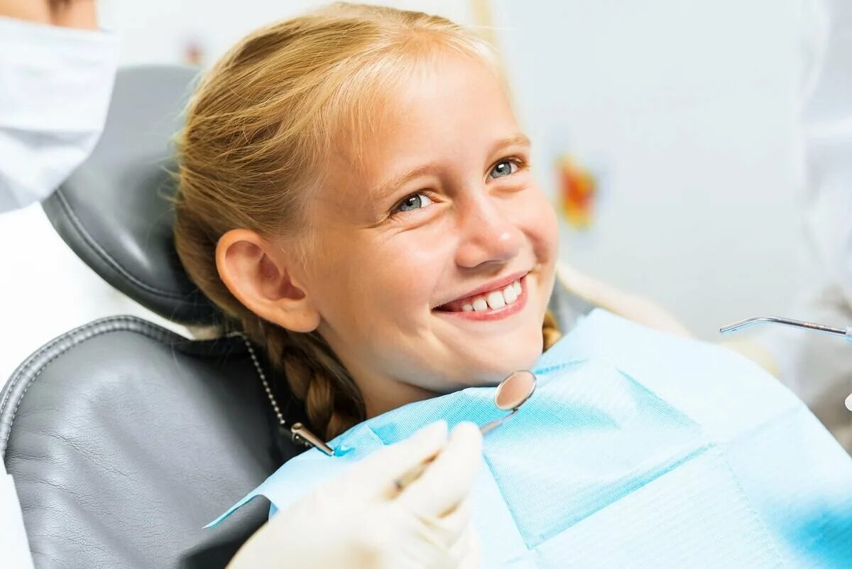 Ребенок у стоматолога. Ребенок на приеме у стоматолога. Подросток у зубного.
