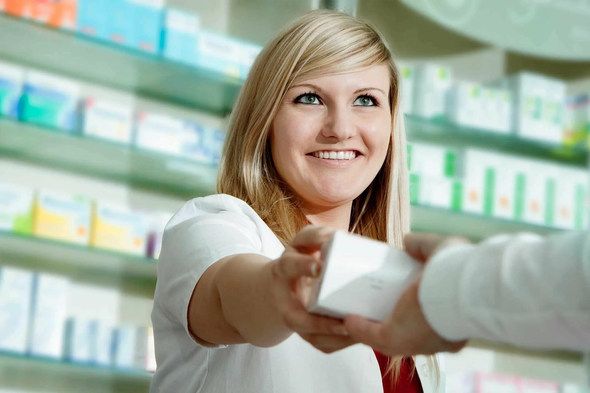 девушка покупатель в аптеке. покупатель в аптеке. фармацевт в аптеке. выбор аптеки. посетители в аптеке.