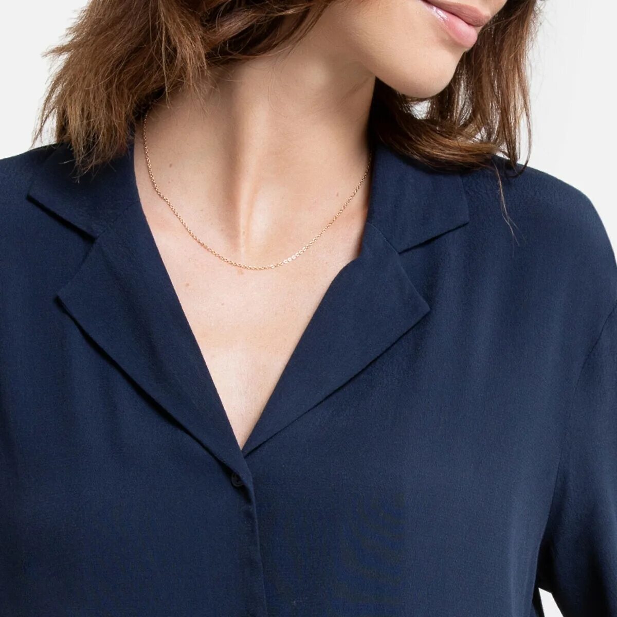 Шалевый воротник. Английский воротник на пиджаке женском. Воротники женских костюмов. Черная шелковая рубашка женская. Черная блузка с пышными рукавами.