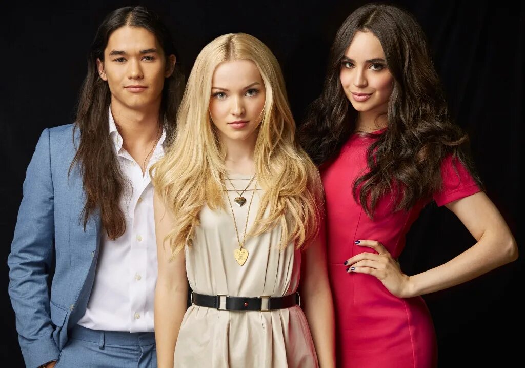 Parallels: Sofia Carson and Dove Cameron in Descendants and in real life - YouLo