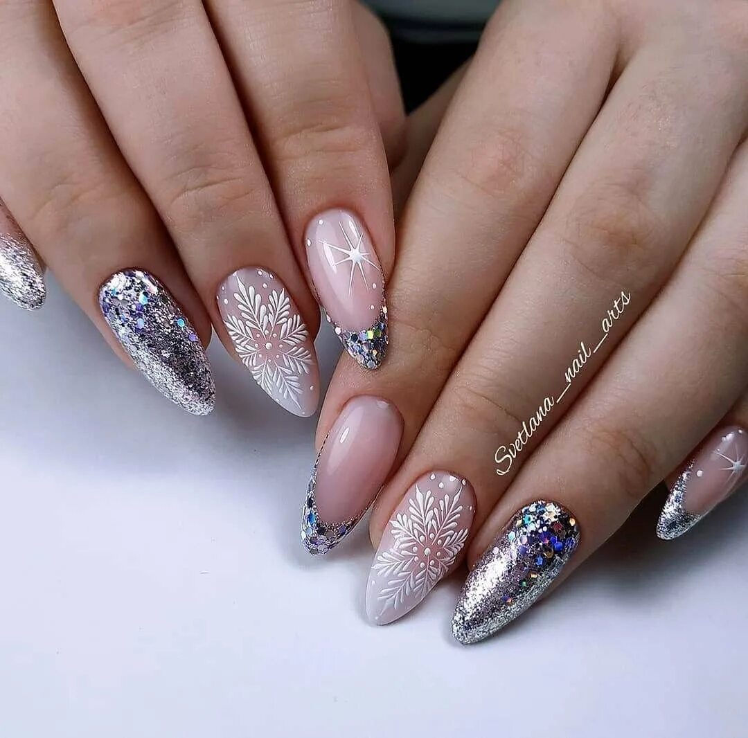 Новогодний маникюр миндаль с блестками фото. Маникюр на длинные ногти 2021 с блестками. Маникюр с блестками. Маникюр белый с блеском. Новогодние ногти 2022.