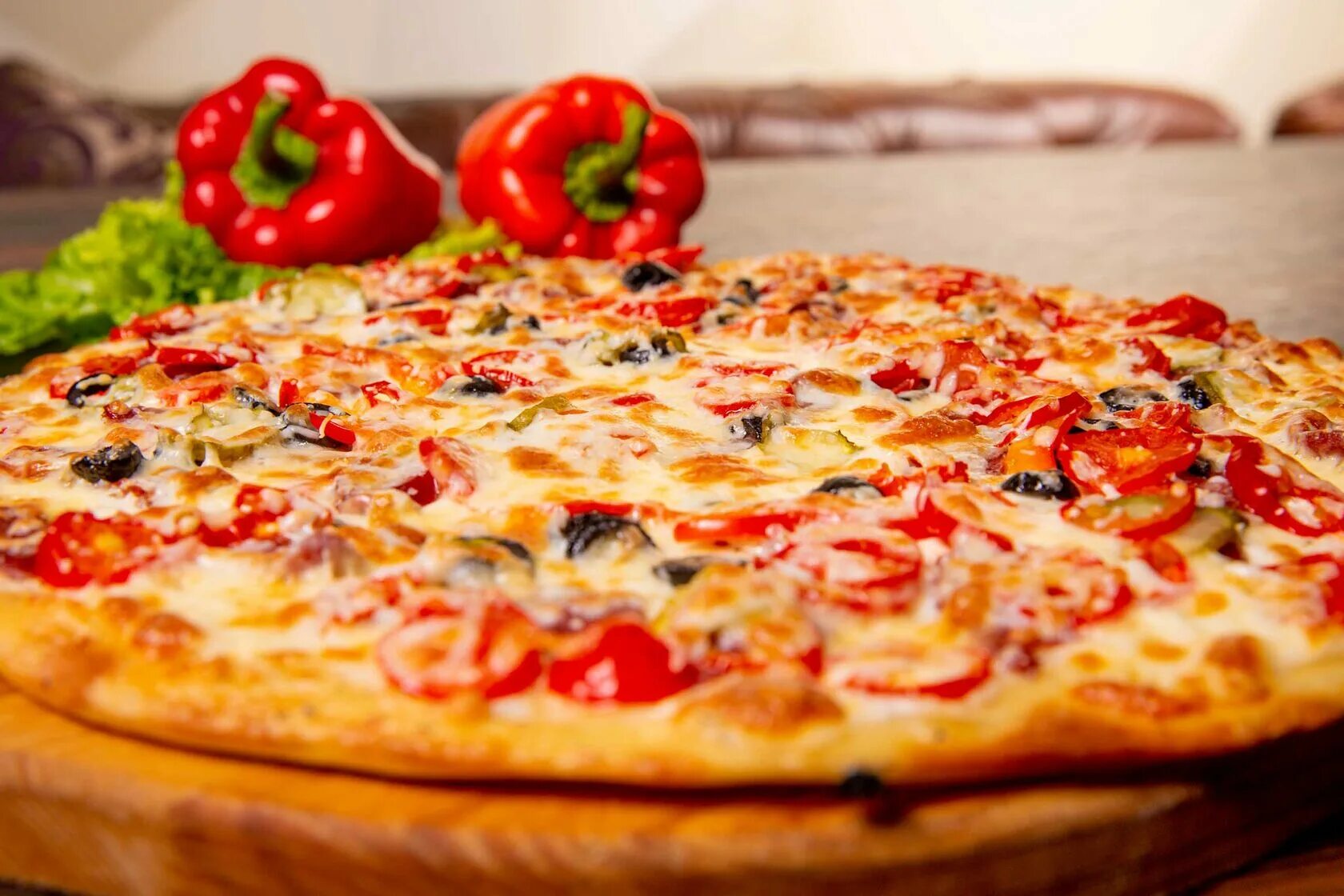 Домашняя пицца без колбасы. Пицца пепперони с помидорами. Пицца салями перец болгарский. Пицца с салями и черри. Пицца пепперони с перцем.