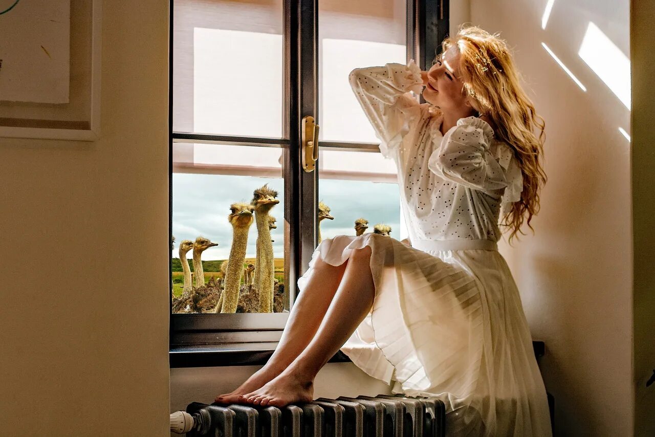 Чувственное начало. Фотосессия возле окна. Девушка в платье на подоконнике. Девушка блондинка у окна. Фотосессия на подоконнике.