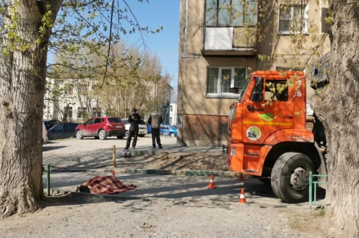 Мусоровоз задавил. Мусоровоз Новосибирск. Мусоровоз во дворе. Водитель мусоровоза.