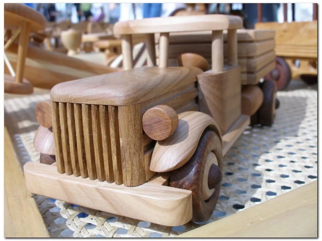 Какие игрушки из дерева. Деревянные изделия. Мелкие изделия из дерева. Столярные изделия для детей. Изделия из дерева для детей.