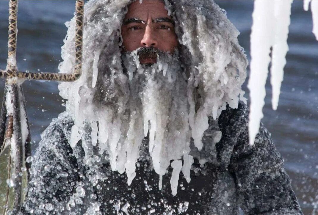 Сильный холод 5. Дед Мороз замерз. Обледеневшая борода. Борода на морозе.