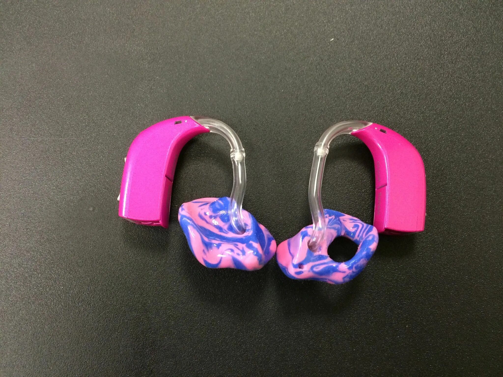 Аппарат цветной. Слуховой аппарат розовый. Розовый аппарат для слуха. Слуховой аппарат цветной. Девочка со слуховым аппаратом.