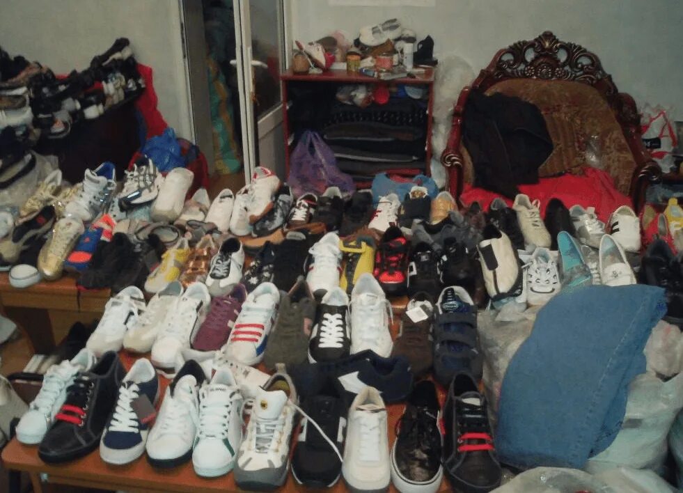 ненужные вещи в нужные. сайты для продажи вещей. барахолка одежда. блошиный рынок. барахолка одежда.