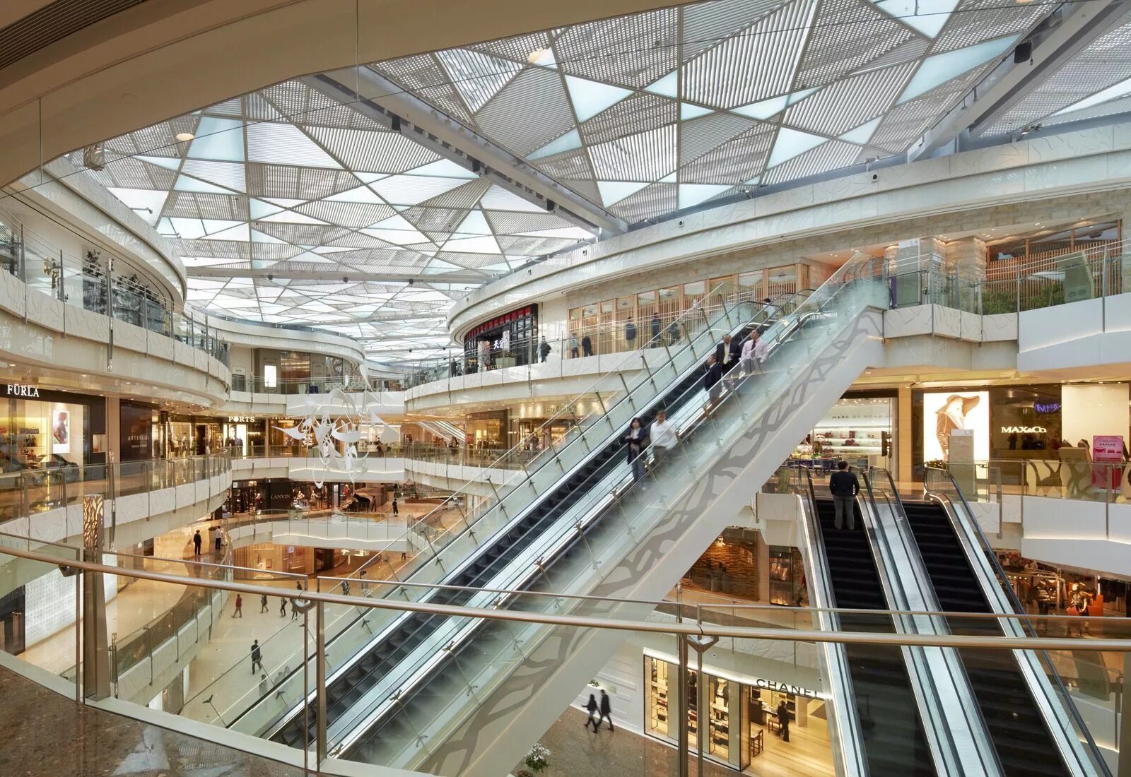 Какие торговые центры работают в москве. Шанхай торговый центр. IFC Mall Шанхай магазины. Shanghai IFC Mall. Atrium Линц City Mall.