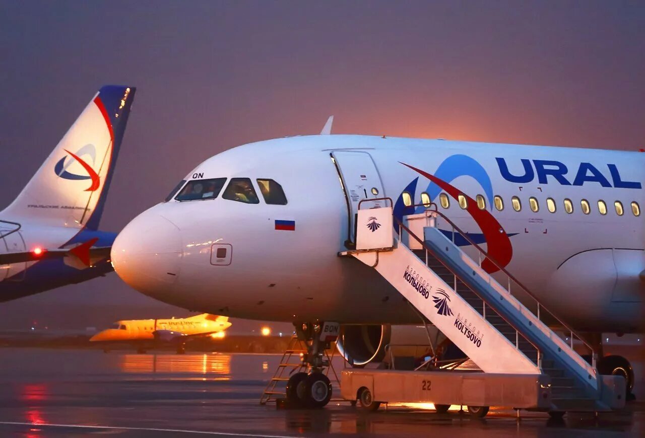 Самолет уральский фото. Ural Airlines a320 Жуковский. Самолет u6 Уральские авиалинии. Авиакомпания Урал Эйрлайнс. Самолет авиакомпании Урал Эйрлайнс.