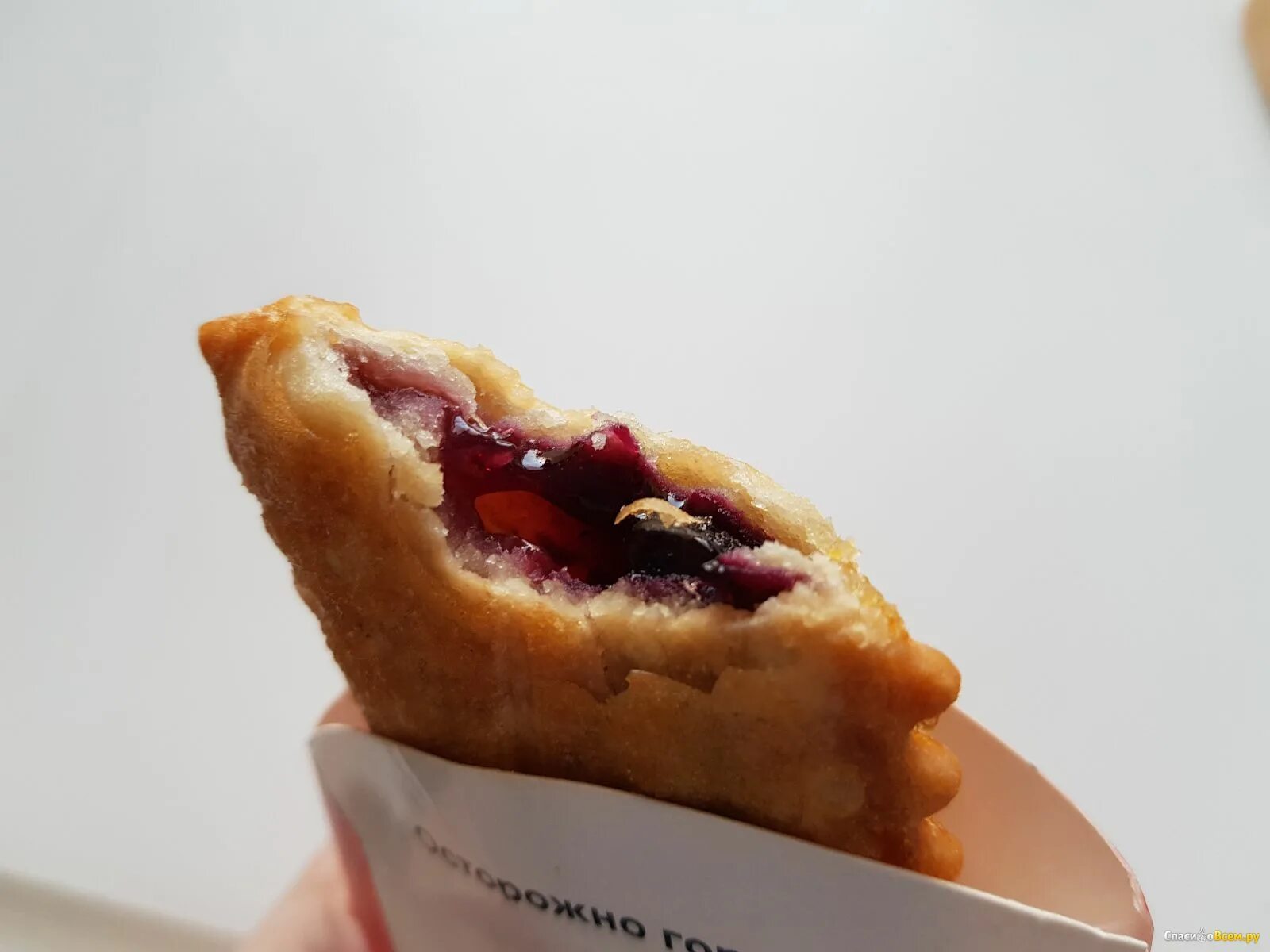 Пирожок kfc. Пирожок с малиной кфс. пирожок с вишней кфс. вишневый пирожок kfc. кфс пирожок малина-черника.